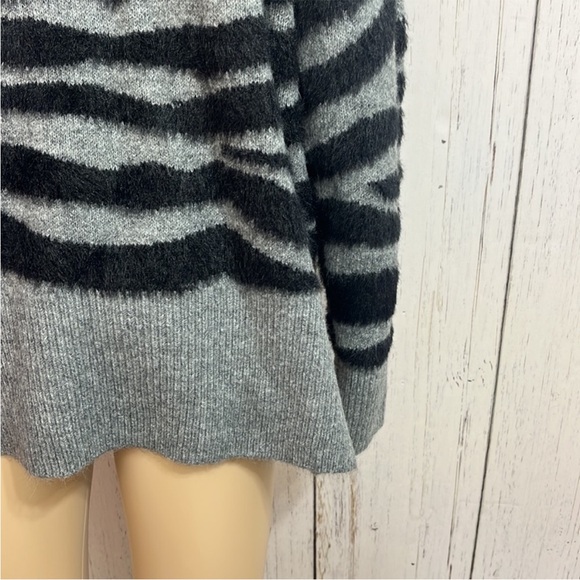 TS Twine and String Gray Animal Print Fuzzy Sweater Size Medium - Picture 10 of 12